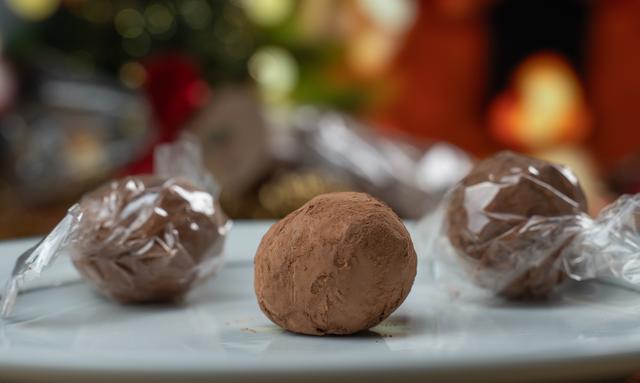 thumbnai do curso  Chocolates para vender no Natal: trufinha de brigadeiro